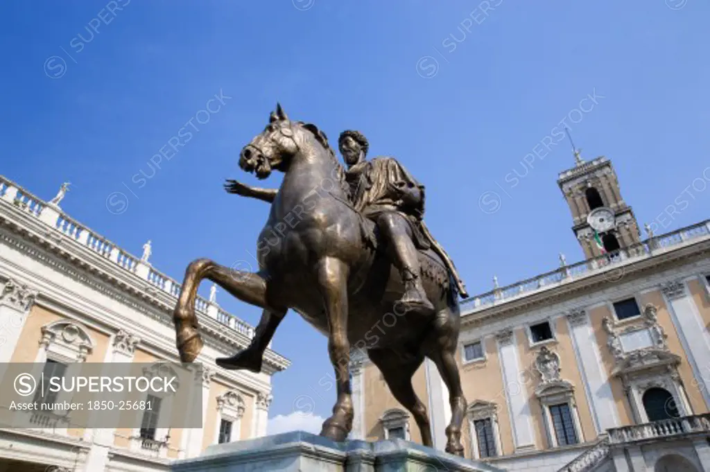 Italy, Lazio, Rome, Bronze Statue Of Marcus Aurelius In The Piazza Del Campidoglio On The Capitol With Palazzo Nuovo Part Of The Capitoline Museum On The Left And Palazzo Senatorio Now The City Hall On The Right