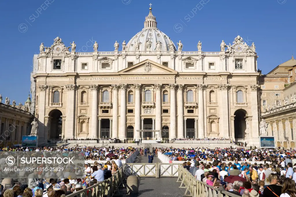 Italy, Lazio, Rome, Vatican City Pilgrims Seated In St Peter'S Square For The Wednesday Papal Audience In Front Of The Basilica