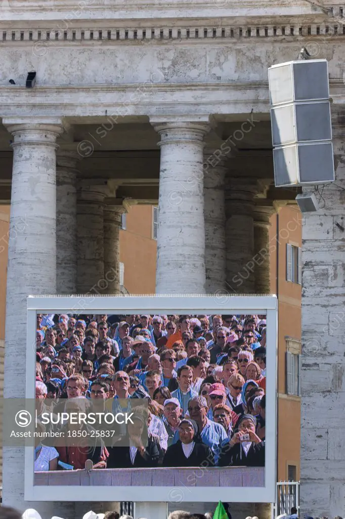 Italy, Lazio, Rome, Vatican City Pilgrims Seen On A Large Video Tv Monitor Display In St Peter'S Square For The Wednesday Papal Audience In Front Of The Basilica Given By Pope Benedict Xvi Joseph Alois Radzinger