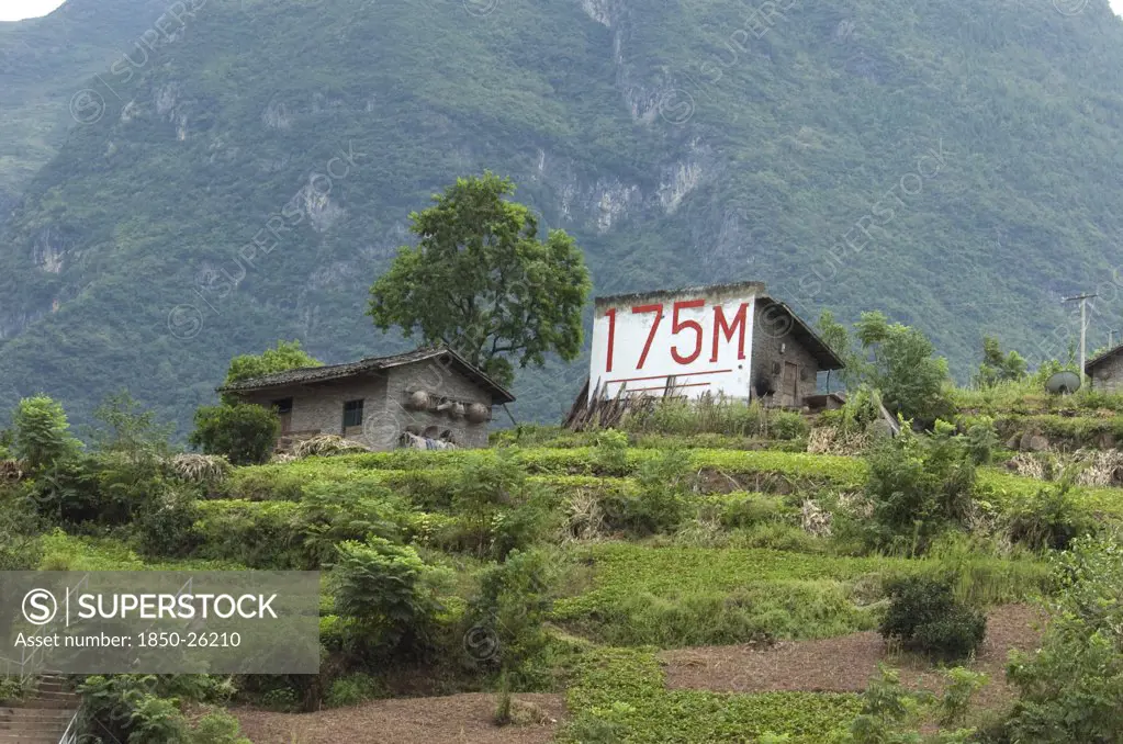 China, Chongqing , Wushan, Farm On The Banks Of The Daning River That Will Be Submerged When The Three Gorges Dam Project Has Been Completed In 2009 - Water Wiil Be Raised To 175 Metres Above Sea Level
