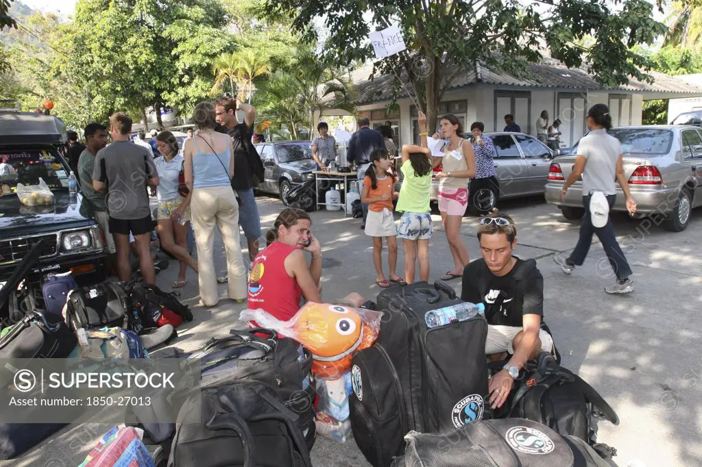 Thailand, Phang Nga District, Phuket, Tsunami Carnage The Day After. The Town Hall In Phuket Town Is Being Used As A Shelter For The People Who Have No Where To Go. People Wait As They Have Lost There Passports And Money. On The 27Th Dec