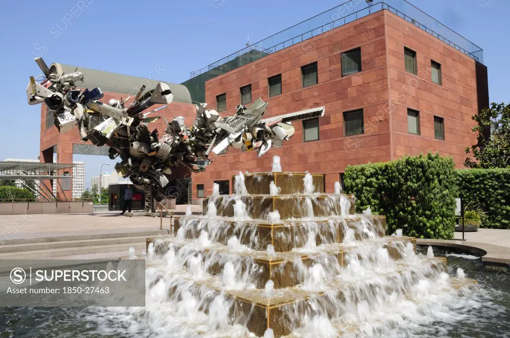 Usa, California, Los Angeles, Museum Of Contemporary Art Building. Moca Exterior With Fountain.