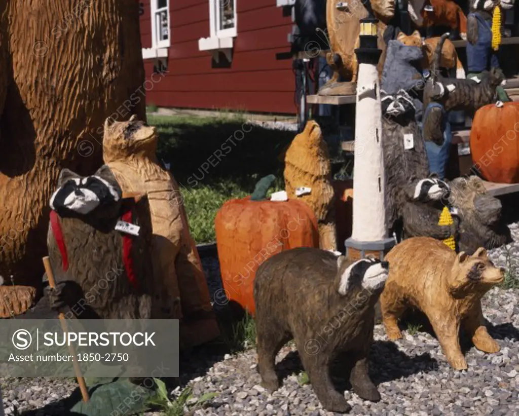 Usa, Vermont, Display Of Coloured Wood Carvings Of Various Bears With Pumpkins