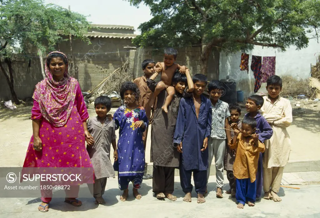 Pakistan, Sindh Province, Brahmin Hyden, Extended Family  Woman With Her Children  Neices And Nephews.