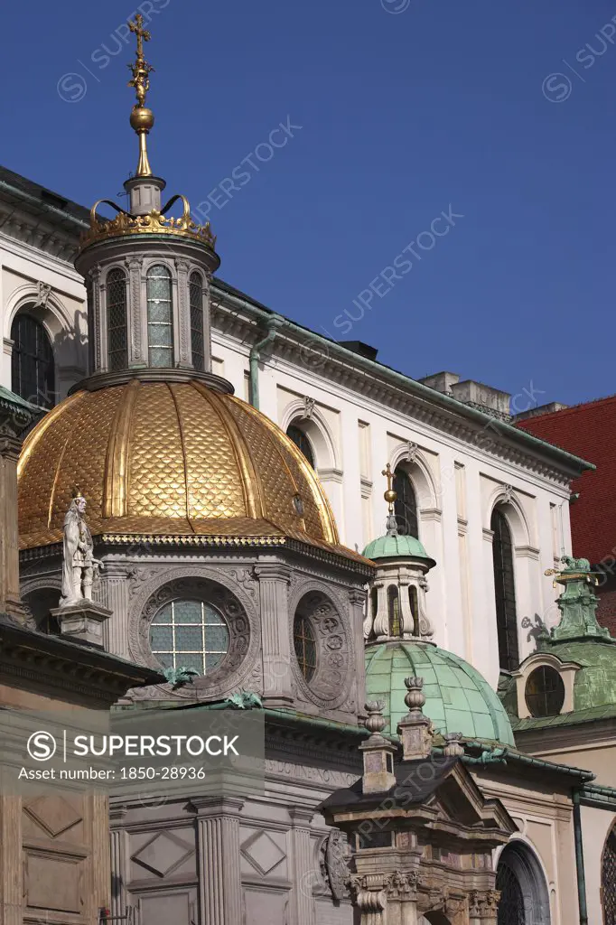 Poland, Krakow, Wawel Hill National Sanctuary.  Wawel Cathedral Built 1320 -1364 With Later Additions.  Part View Of Exterior And Gold Dome Of Sigismund S Chapel Built 1517-33 By The Florentine Architect Bartolomeo Berrecci.