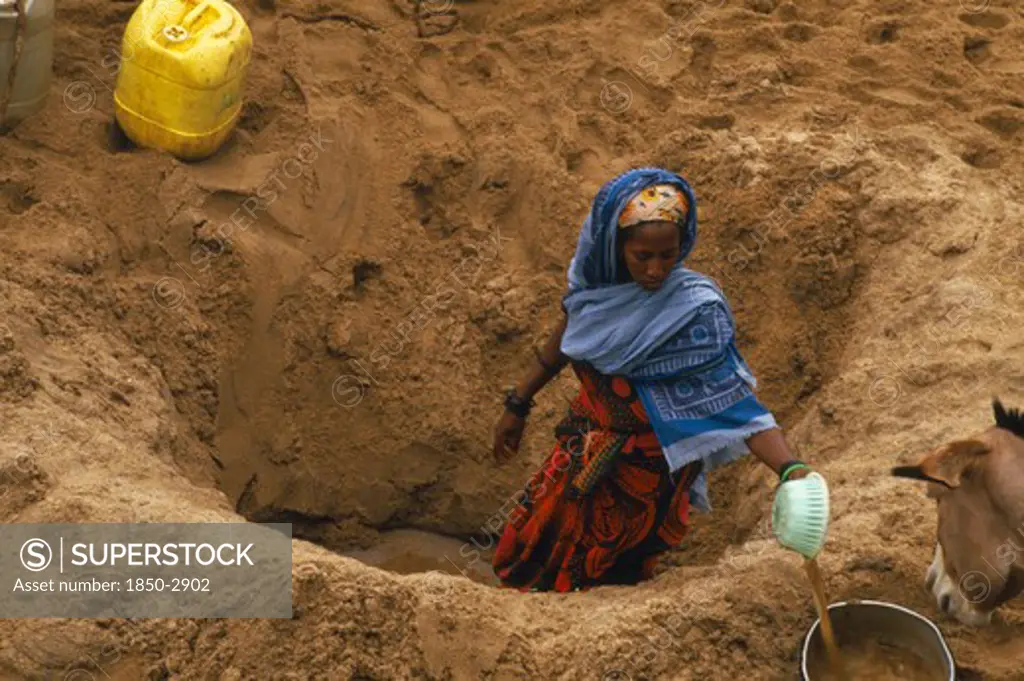 Kenya, General, Not In Library Boran Woman Digging For Water In A Dry Riverbed