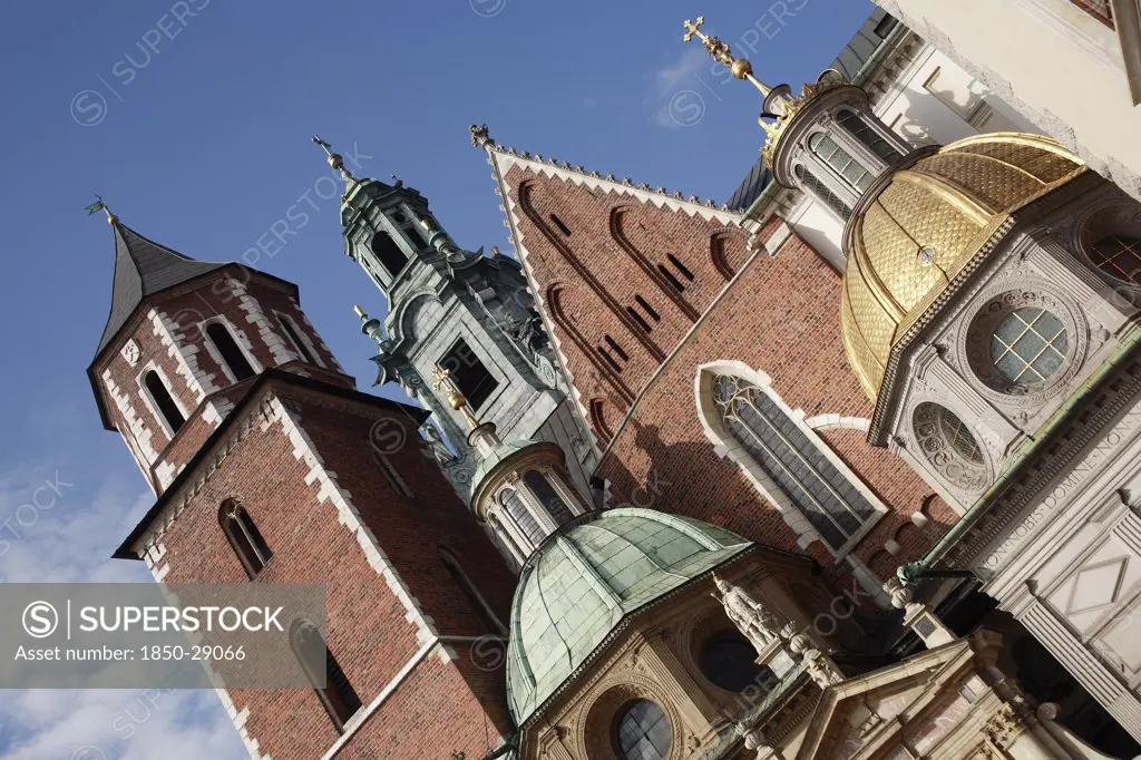 Poland, Krakow, Wawel Hill National Sanctuary.  Wawel Cathedral Built 1320 -1364 With Later Additions.  Angled View Of Exterior And Renaissance Chapels With Gold Dome Of Sigismund S Chapel Built 1517-33 By The Florentine Architect Bartolomeo Berrecci And The Vasca Dynasty Chapel On The Left.