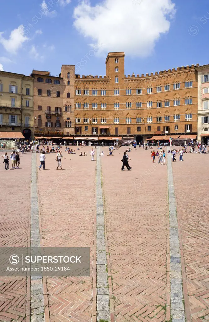 Italy, Tuscany, Siena, The Piazza Del Campo And Surrounding Buildings With Tourists Walking In The Square.