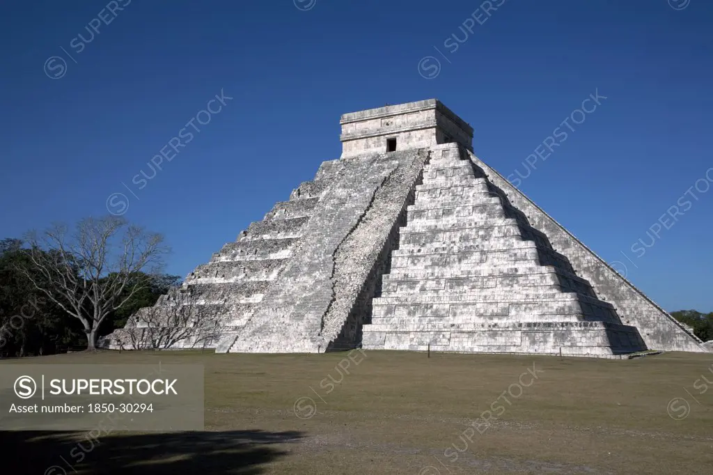 Mexico, Yucatan Peninsula, Chichen Itza, Archeological Sites Main Pyramid Known As El Castillo Or Kukulcan.