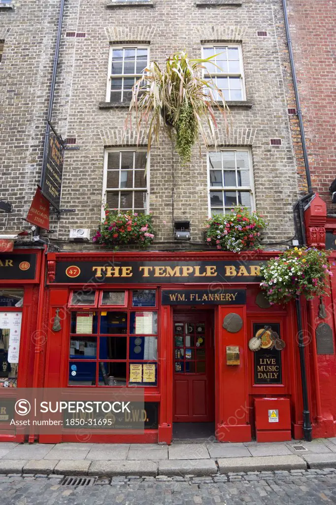 Ireland, County Dublin, Dublin City, Temple Bar traditional Irish public house with cobbled street.