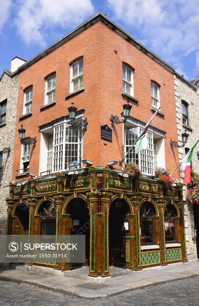 Ireland, County Dublin, Dublin City, The Quays public house on a street corner in Temple Bar with a cobbled road.