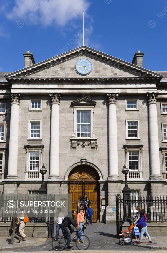 Ireland, County Dublin, Dublin City, The Front Gate and entrance through Regent House of Trinity College university campus with sightseeing tourists.