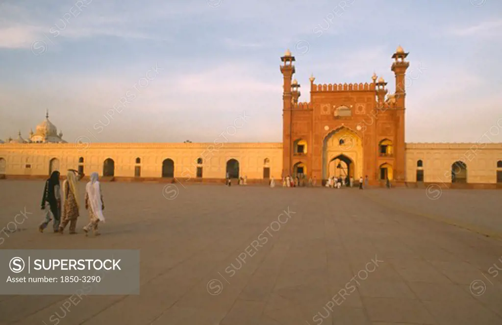 Pakistan, Punjab, Lahore , Badshahi Mosque Attached To The Royal Fort.  Built C.1672-3 During The Reign Of Mughal Emperor Aurangzeb.  Visitors In Courtyard In Foreground.