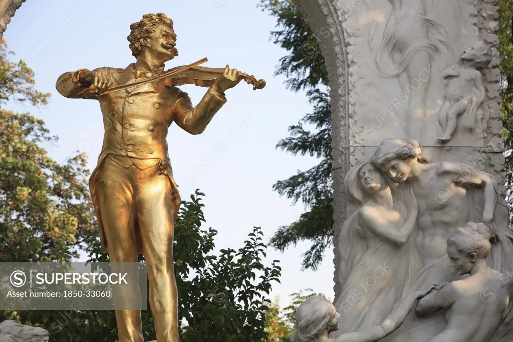 Austria, Vienna, Statue of Johann Strauss in the Stadt Park.