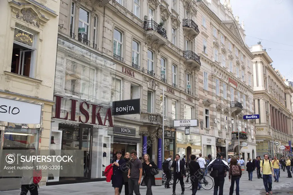 Austria, Vienna, Graben Street busy with shoppers.