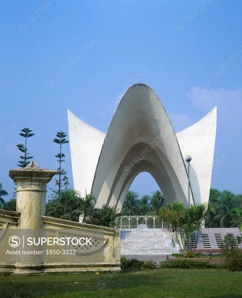 Bangladesh, Dhaka, Mausoleum For Three Martyrs.  White Winged Sculpture In Gardens.
