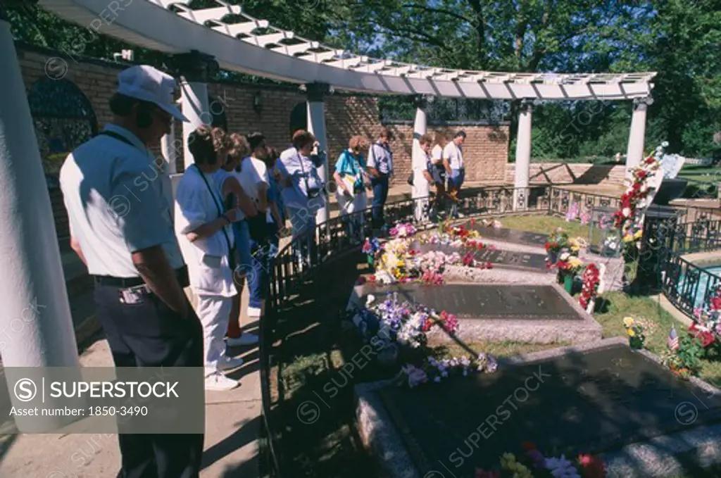 Usa, Tennessee, Memphis, Tourists At Gracelands Looking At Elvis PresleyS Grave