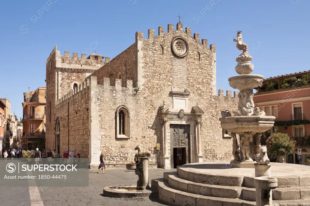 Italy, Sicily, Taormina, Piazza Del Duomo and Corso Umberto Cathedral of San Nicolo and baroque fountain.