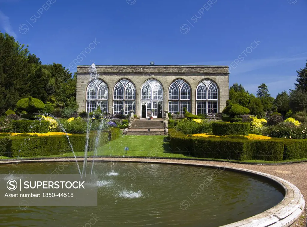 England, Warwickshire, Wawick Castle, Fountain and Conservatory in Peacock Garden.