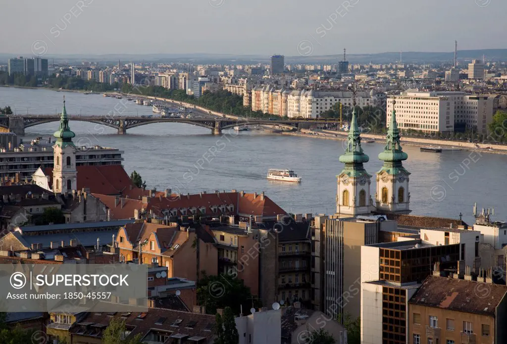 Hungary, Budapest, Buda Castle District, view over Danube and Pest.