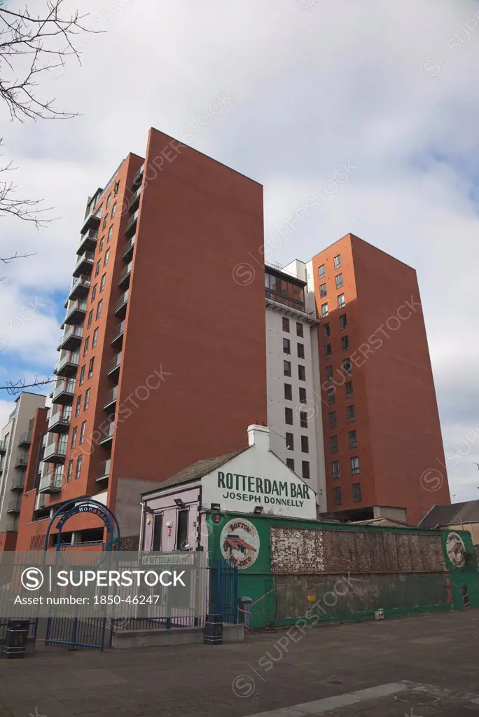 Ireland, North, Belfast, Clarendon Dock, Barrow Square, Rotterdam Bar next to new high res apartment building.