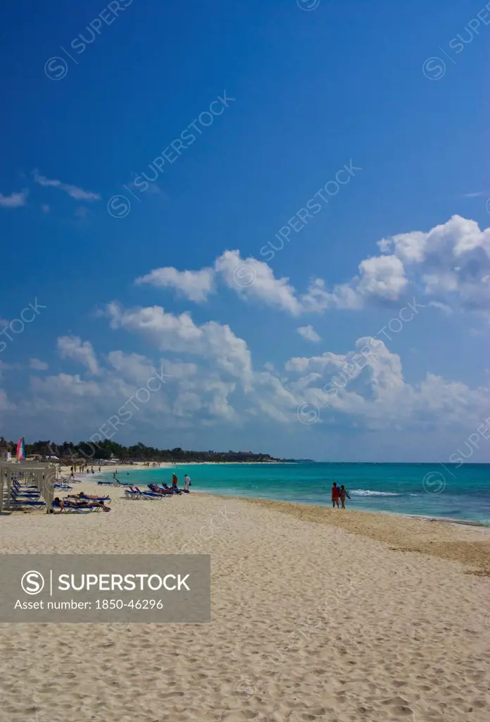 Mexico, Quintana Roo, Playa del Carmen, View along beach.