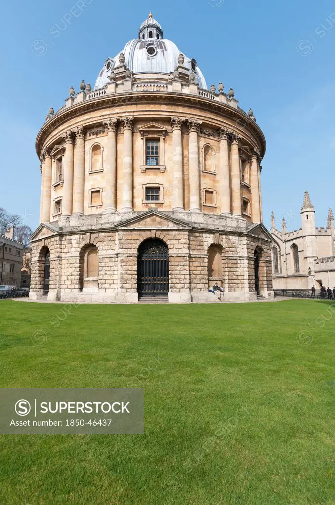 England, Oxfordshire, Oxford, The Radcliffe Camera, built by James Gibbs between 1737 and 1749 forms part of Oxford University's Bodleian Library, one of the oldest libraries in Europe and second largest in the United Kingdom.