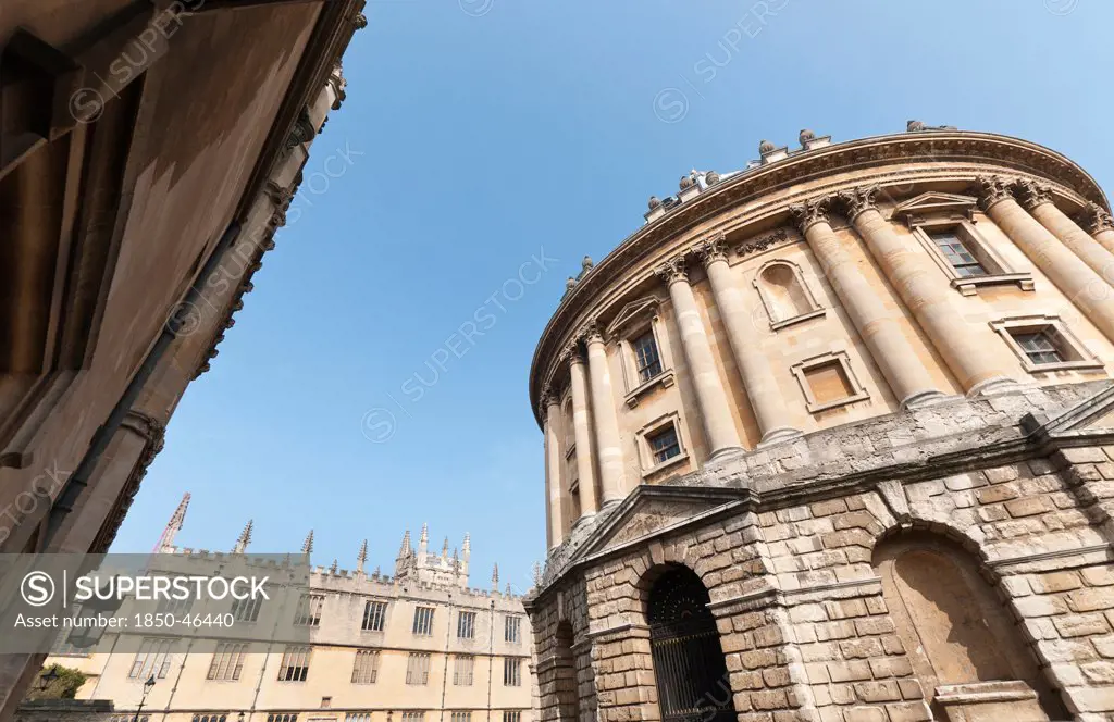England, Oxfordshire, Oxford, The Radcliffe Camera, built by James Gibbs between 1737 and 1749 forms part of Oxford University's Bodleian Library, one of the oldest libraries in Europe and second largest in the United Kingdom.