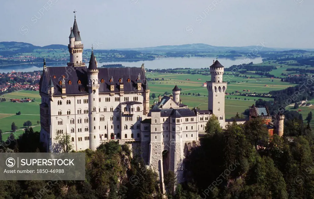Germany, Bayern, Allgau, Fussen. Schloss Neuschwanstein Castle with Forggensee Lake in the backround. Built in 1869-86 for King Ludwig II.