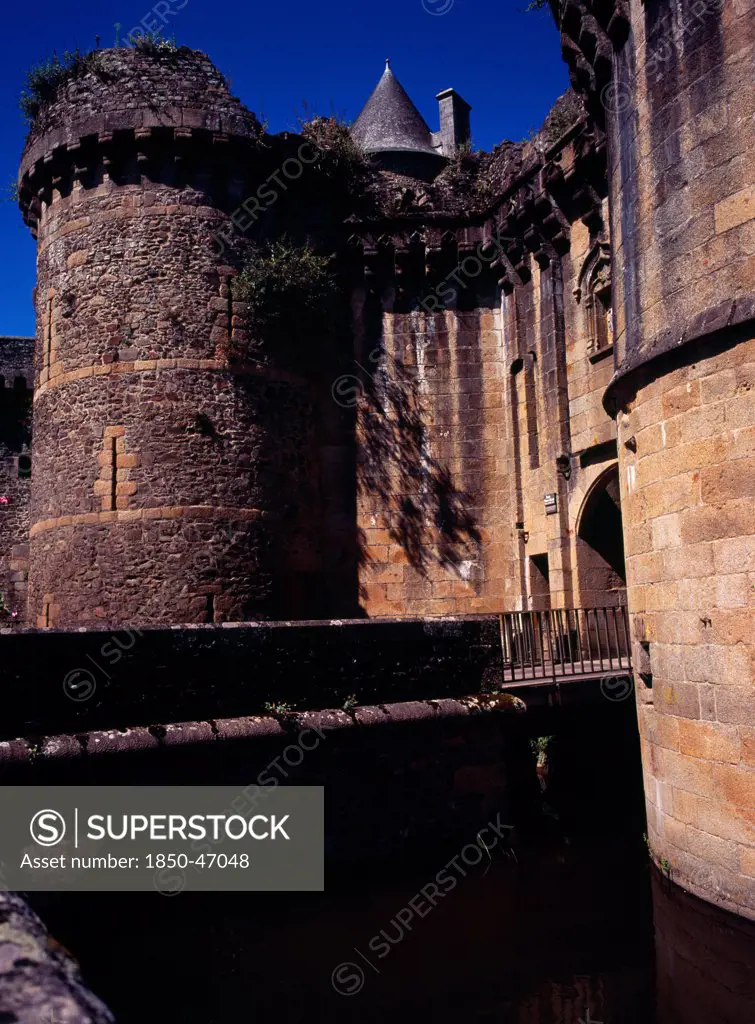 France, Bretagne, Ille-et-Vilaine, Fougeres. Defensive walls and turrets of the chateau dating from 11th to 15th century.