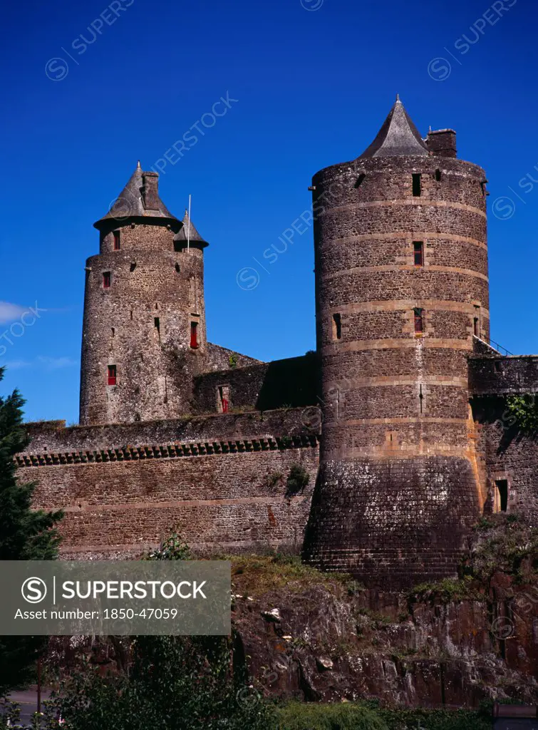 France, Bretagne, Ille-et-Vilaine, Fougeres. Defensive walls and towers of the chateau dating from 11th to15th centuries.
