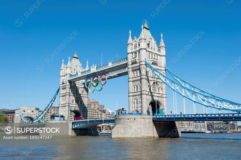 England, London, The Olympic rings suspended from the gantry of Londons Tower Bridge celebrate the 2012 games. Tower bridge is a combined bascule and suspension bridge and was completed in 1894.