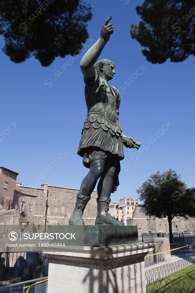 Italy, Lazio, Rome, Statue of a Roman figure on the Via del Foni Imperiali.