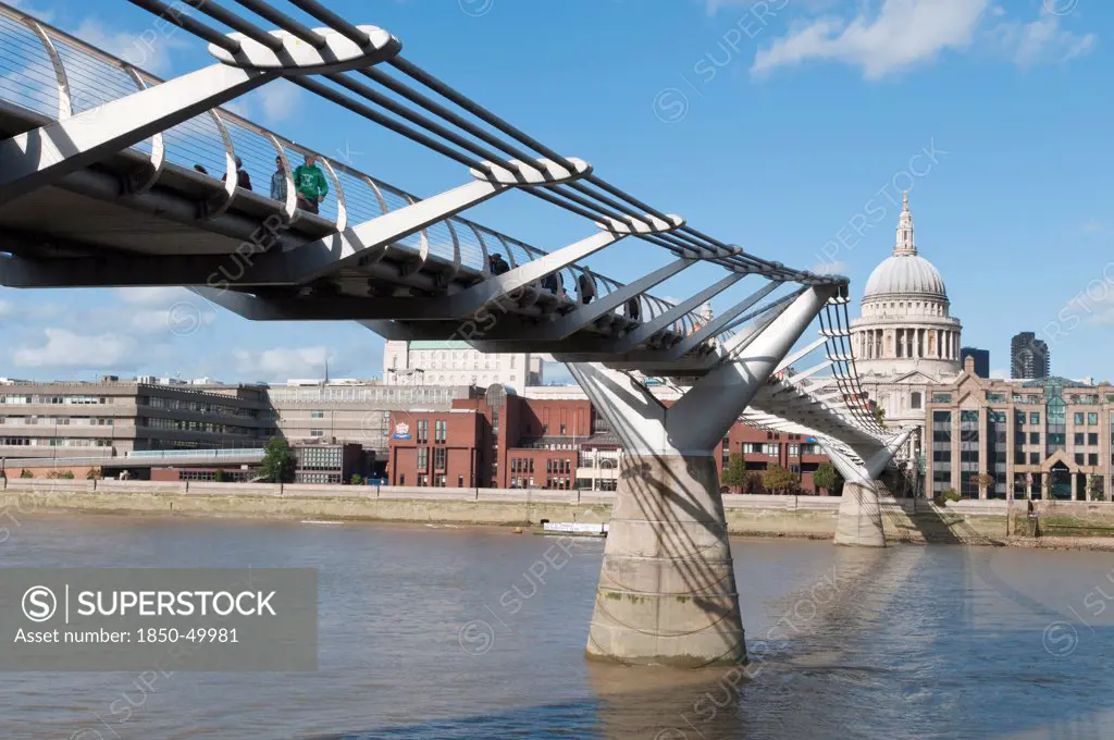 England, London, The Millennium bridge spanning the river Thames between the Tate Modern art gallery and Sir Christopher Wrens St Pauls cathedral in the city.