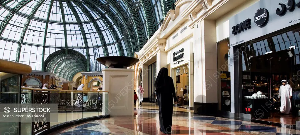 UAE, Dubai, Arab Emirati woman in black at Dubai Mall