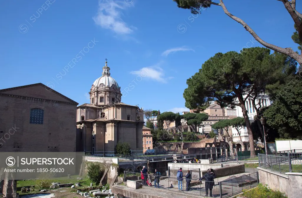 Italy, Lazio, Rome, View over the ruins of the Roman Forum from Via Fori del Imperial.