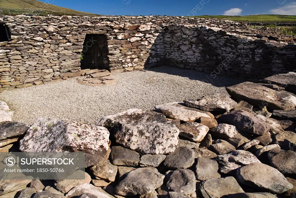 Ireland, County Kerry, Dunbeg, Dingle Peninsula Dunbeg Promontory Fort.
