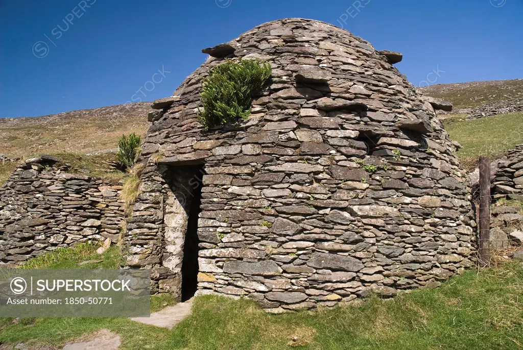 Ireland, County Kerry, Dingle Peninsula, Beehive hut in the Fahan Group.
