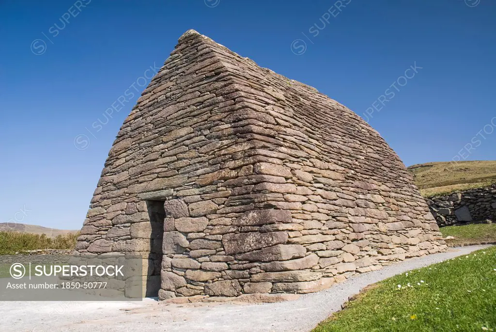 Ireland, County Kerry, Dingle Peninsula, Gallarus Oratory built by early Christian farmers between the 6th and 9th centuries.