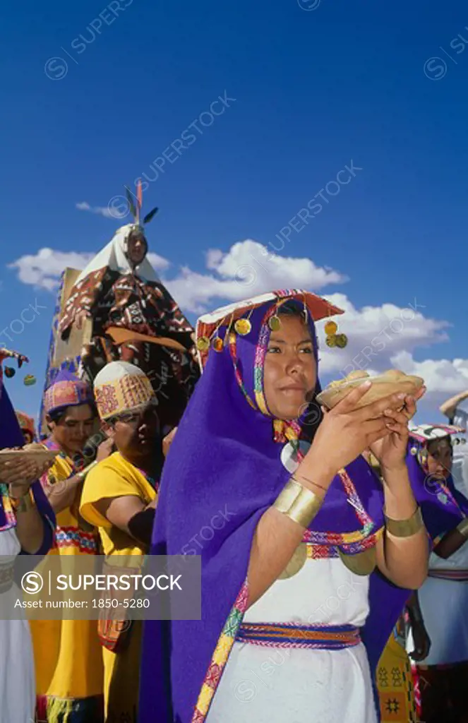 Peru, Cusco Department, Cusco, The Wife Of The Emperor Pachacuti Being Carried In Her Throne At Inti Raymi.   Women With Offerings Of Food In The Foreground.