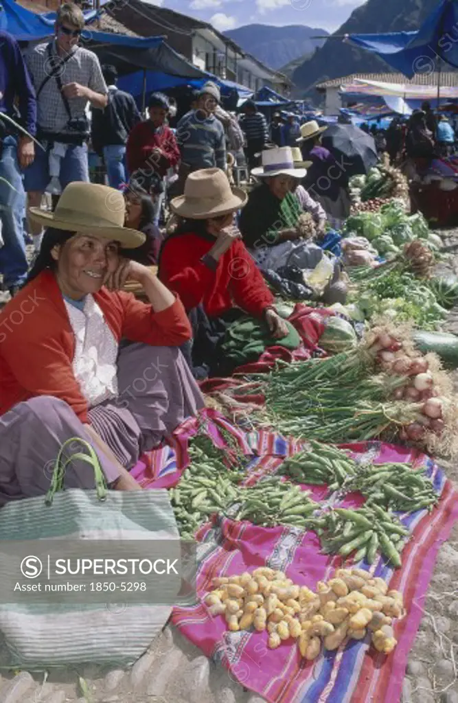 Peru, Cusco Department, Pisac, Line Of Vegetable Sellers At Pisac Market.