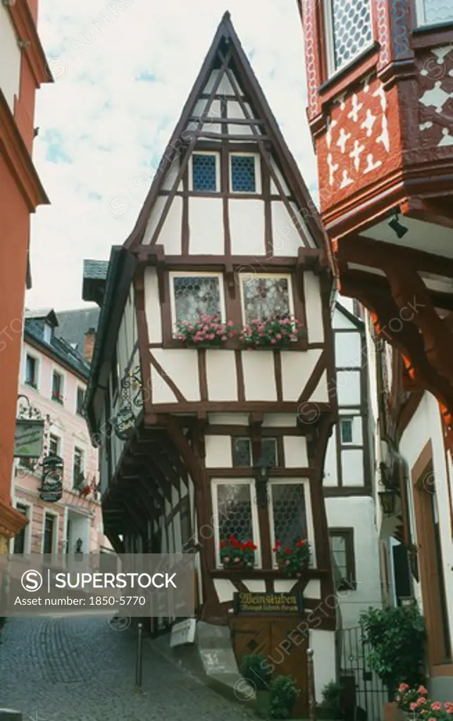 Germany, Rheinland-Pfalz, Bernkastel-Kues, Market Square.  Cobbled Street Lined With Traditional Buildings.