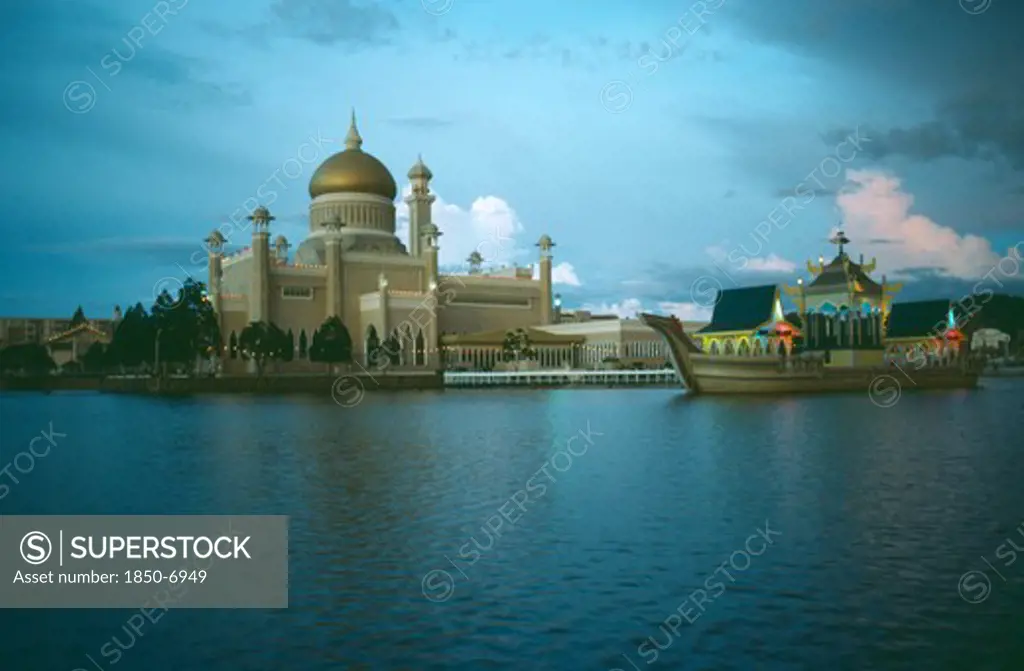 Brunei, Bandar Seri Begawan, Omar Ali Saifuddin Mosque And Boatlike Jetty Next To Lagoon.
