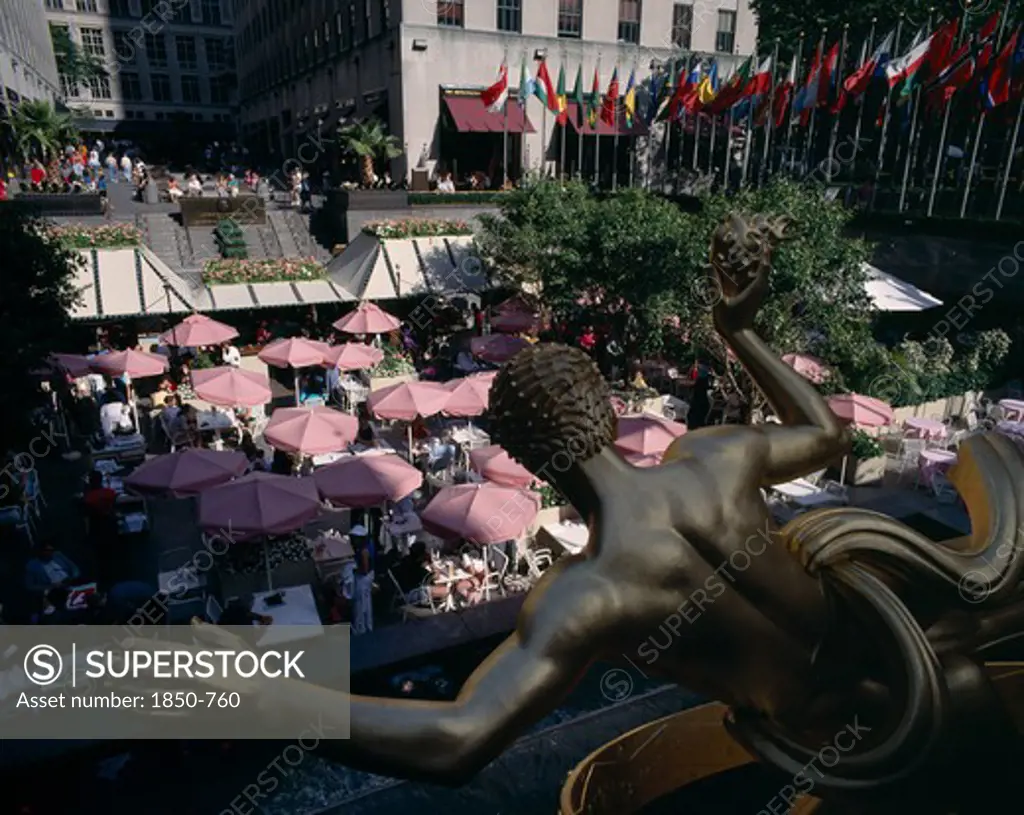 Usa , New York State, New York, 'Rockefeller Centre, Open Air Cafe With Pink Umbrellas And Gold Statue In The Foreground'