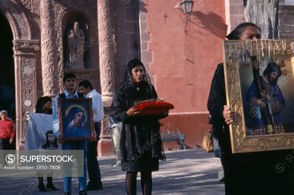 Mexico, Guanajuato, San Miguel De Allende, Oratorio De San Felipe Neri.  Good Friday Procession With Men And Women Carrying Religious Images And Representation Of The Crown Of Thorns.