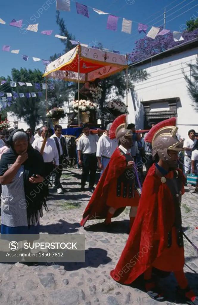 Mexico, Guanajuato, San Miguel De Allende, Templo De San Juan De Dios.  Easter Procession With People Dressed As Roman Centurions And Others Carrying Figure Of Christ On Flower Strewn Platform.