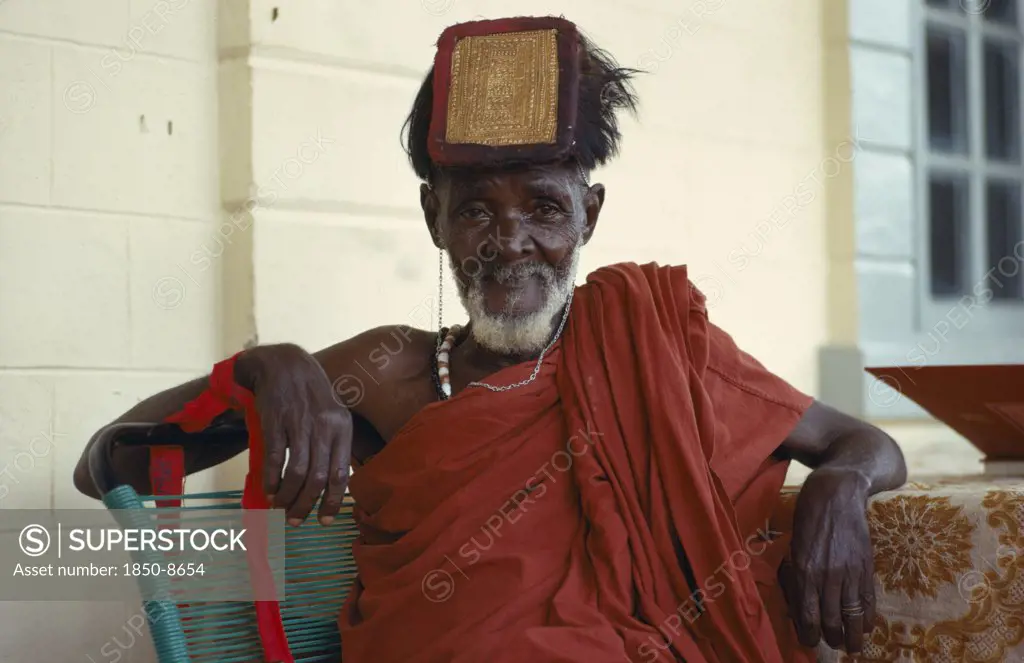 Ghana, People, Ashanti Tribal Elder Wearing Gold Head Tablet To Denote  Status And Power.