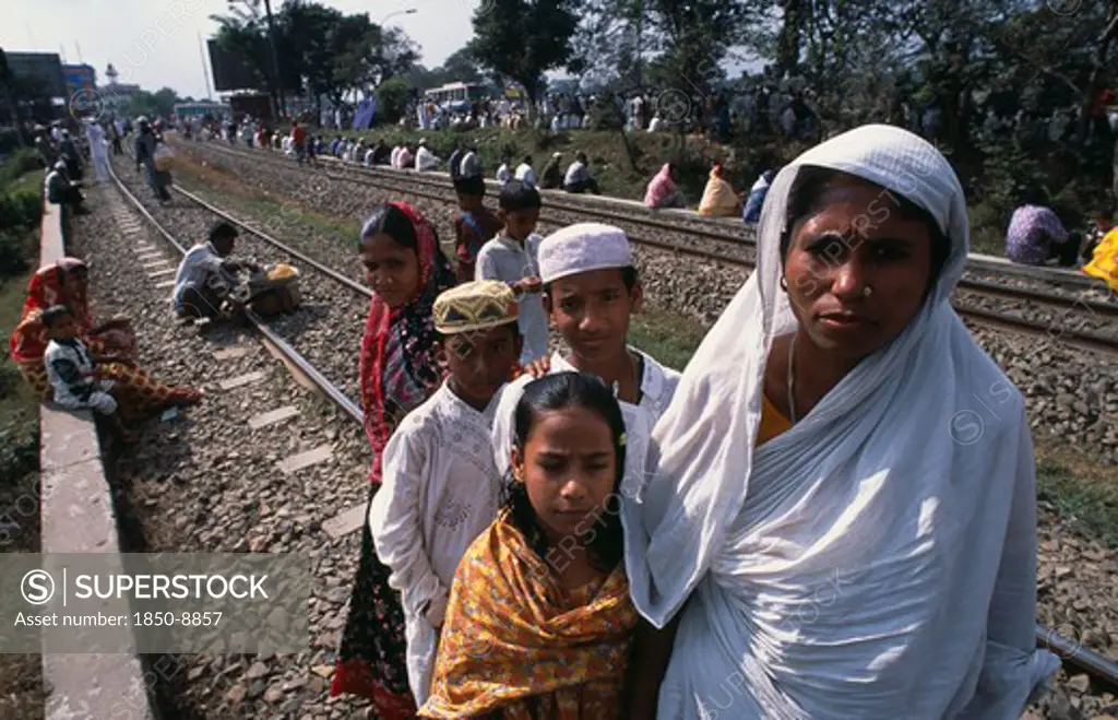 Bangladesh, Dhaka, Muslim Men And Women Gathered Along The Railway Track At Biswas Ijtema With Woman And Children In The Foreground