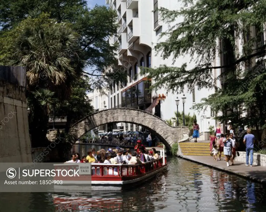 Usa, Texas, San Antonio, Pleasure Boat Passing Under A Bridge Over Paseo Del Rio Beside The River Walk