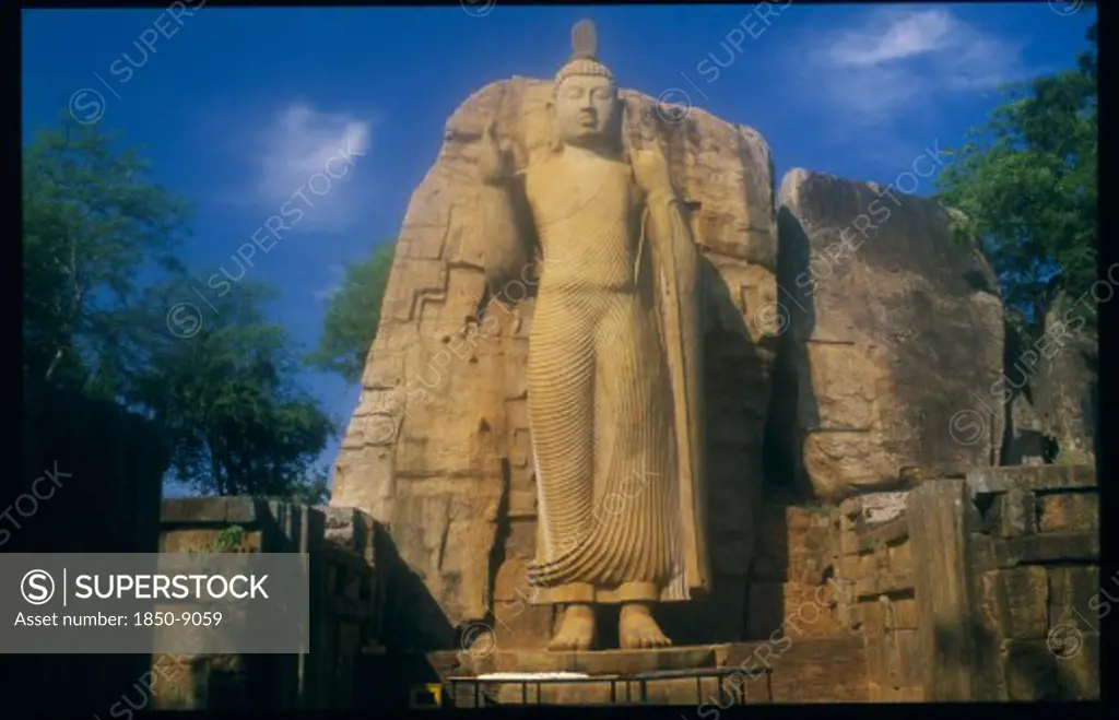 Sri Lanka, Aukana, Twelve Metre High Standing Buddha Believed To Have Been Sculpted During The Reign Of Dhatusena In The 5Th Century Ad.